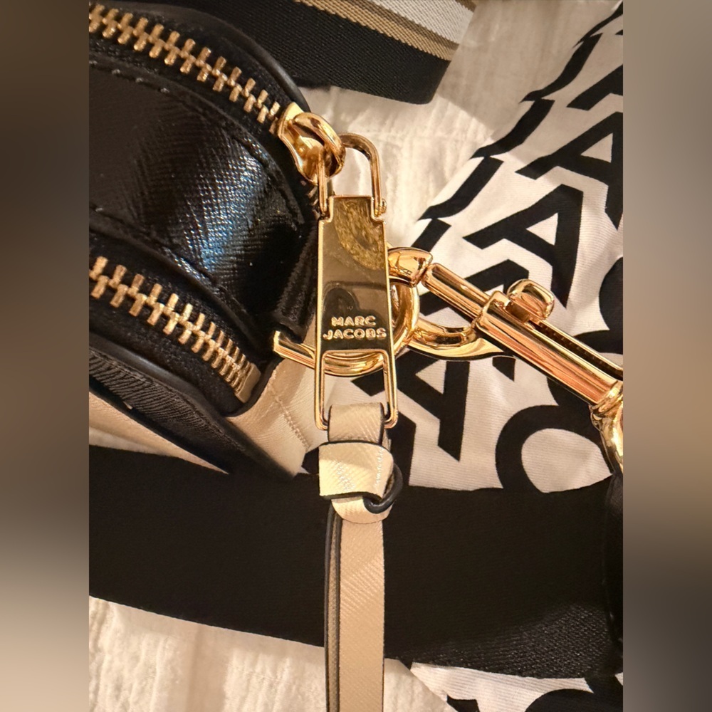 Marc Jacobs Cream Snapshot Crossbody with Gold Hardware and Branded Strap - Picture 5 of 11